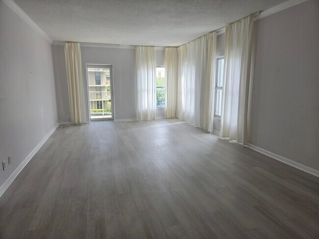 Building Photo - 3230 S Ocean Blvd