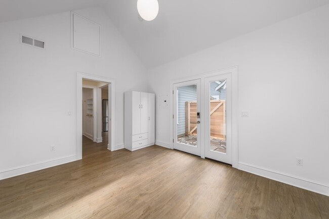 Building Photo - Knott House