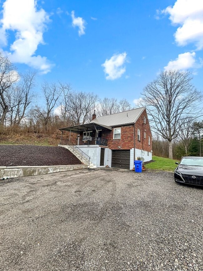 Building Photo - Charming 3-bedroom, 1-bath home in Oakdale, PA!