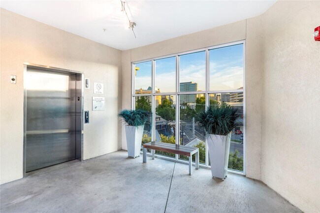 Building Photo - 2950 McKinney Ave