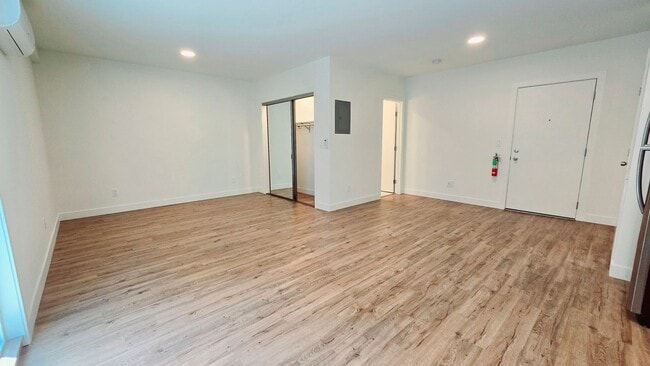 Building Photo - Redwood City: Remodeled Studio w/ Laundry In Unit & Parking Included
