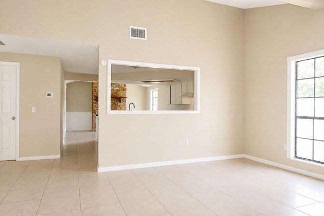 Building Photo - 2 Bedroom, 1.5 Bathroom Home for Rent in Zephyrhills!