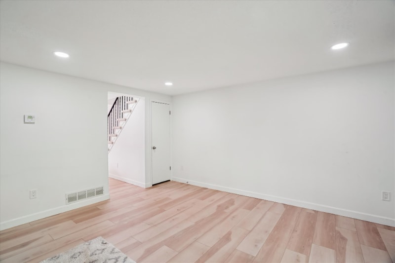 Building Photo - 1925 Dutch Village Dr