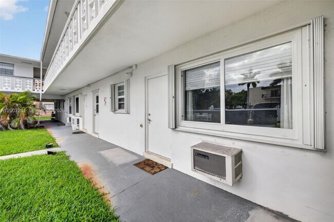 Building Photo - 419 S Crescent Dr