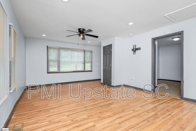 Building Photo - 249 E Hampton Ave
