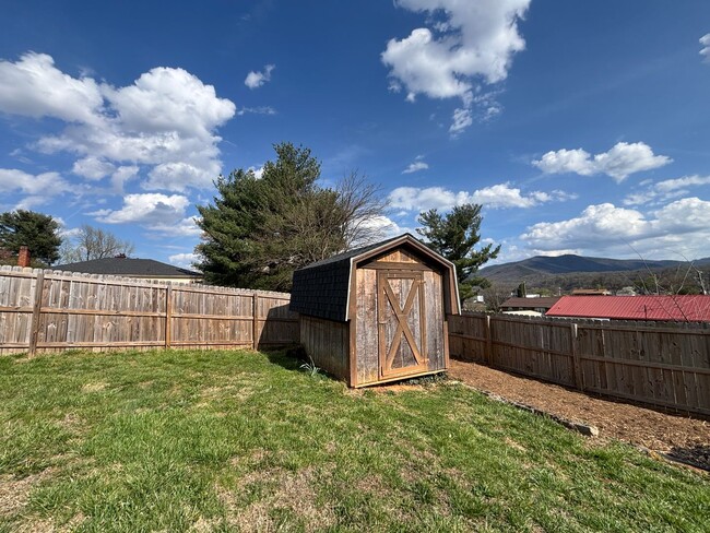 Building Photo - 3615 Ellen Dr