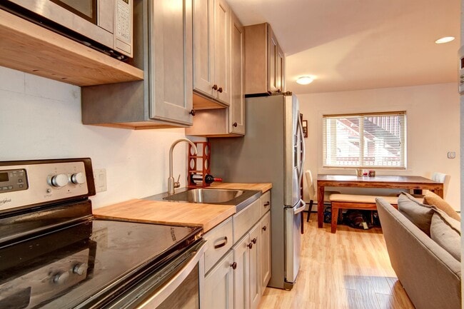 Building Photo - Downtown Breckenridge One Bedroom! Furnished,  Great natural light! 2parking spots!  Best Location