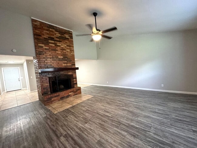 Building Photo - 3 bedroom 2 bathroom Duplex!