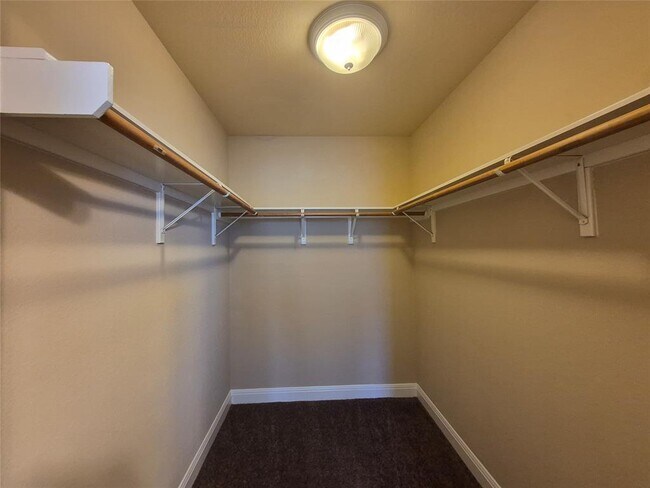 Building Photo - 8800 Hazelhurst Dr