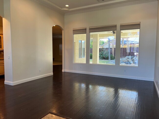 Building Photo - Gated Grand Island Home!