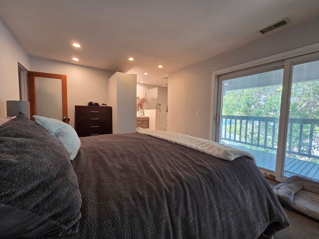 Building Photo - 2 Bedroom 2.5 Bath Town House in West Ventura