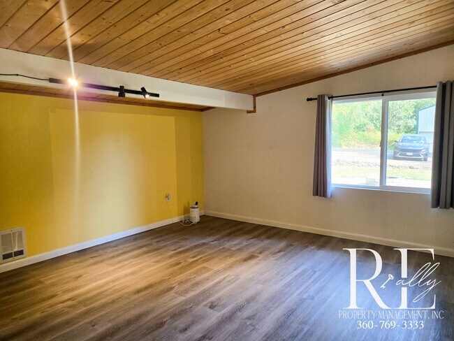 Building Photo - Spacious Port Orchard Home with Acreage, H...