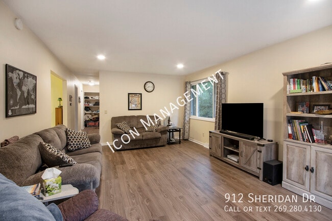 Building Photo - 912 Sheridan Dr