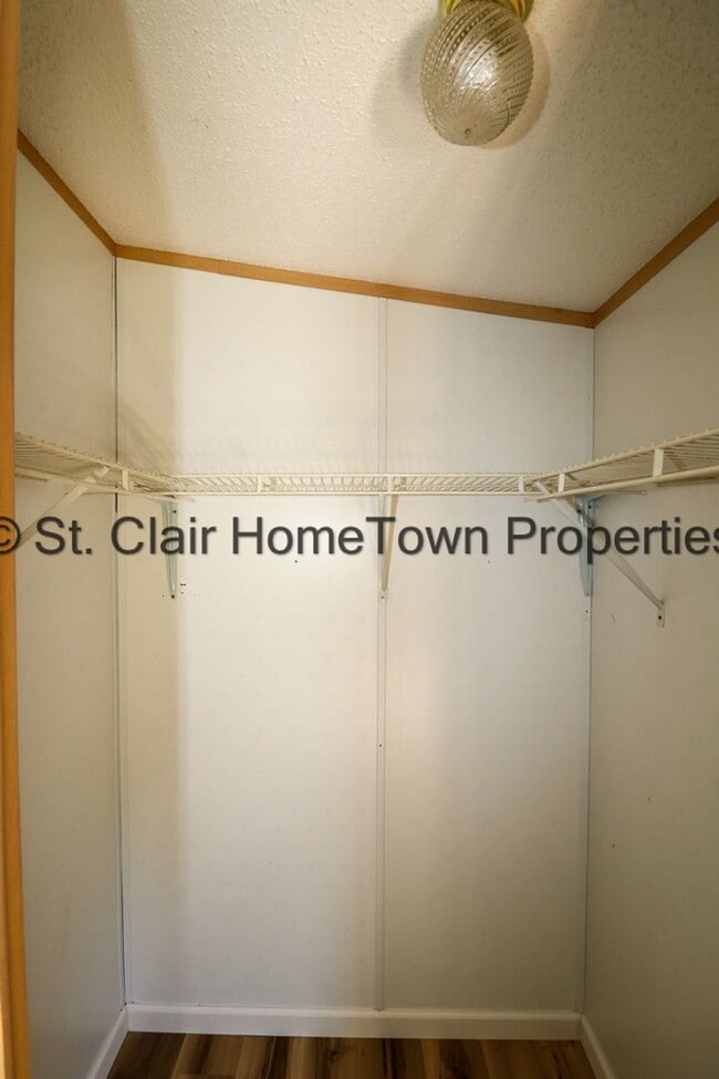 Building Photo - Large Home