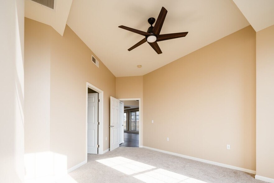 Building Photo - 475 W 12th Ave