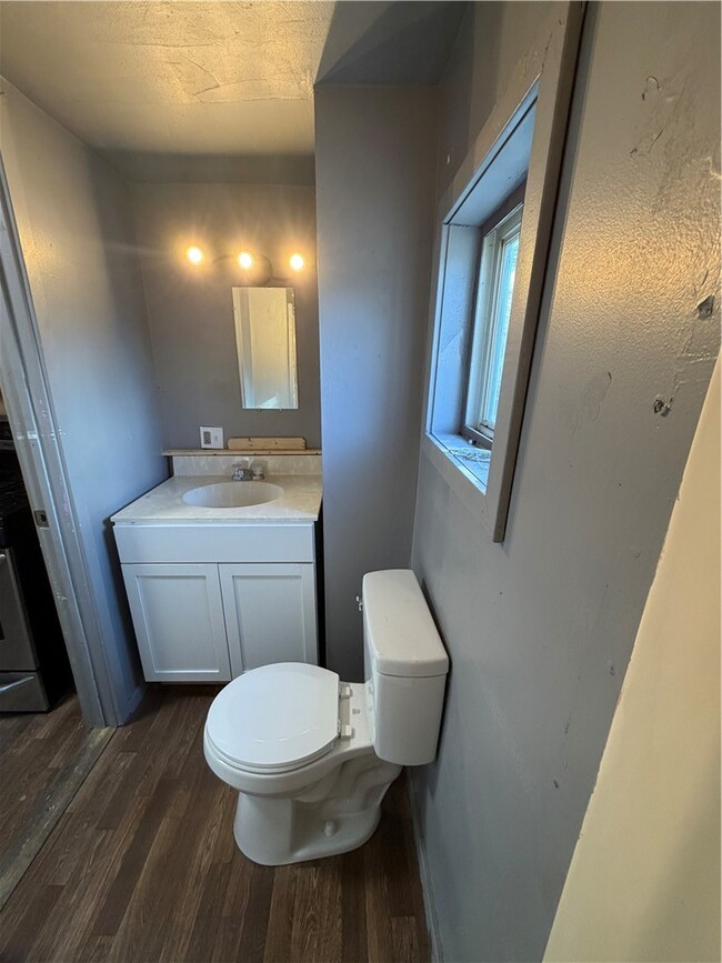 Building Photo - 752 S Main St