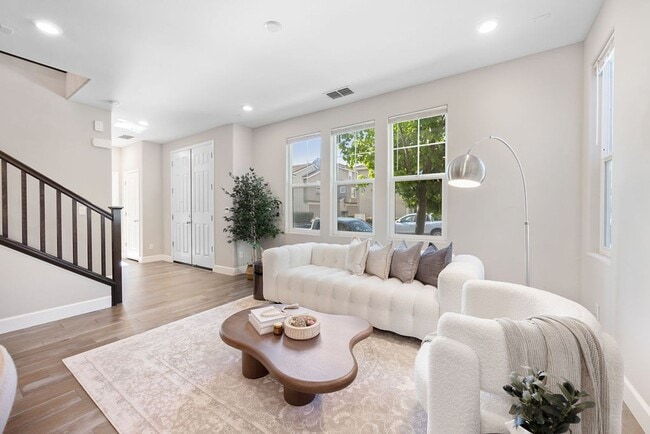 Building Photo - 5Bed/3Ba Home in Quiet Hayward Community w...