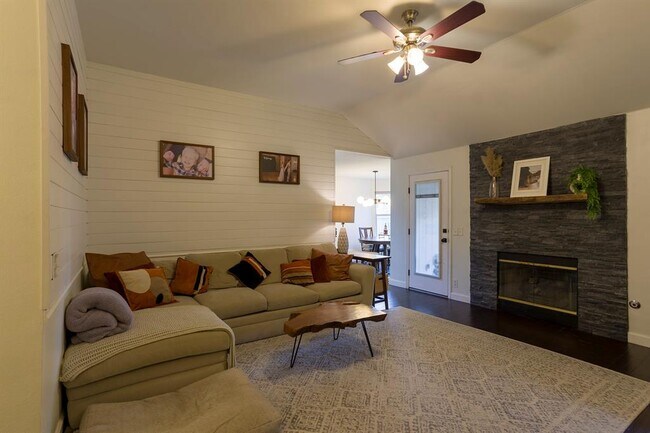 Building Photo - 906 Iris Dr