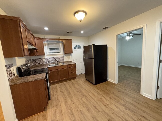 Building Photo - 212 Romney St