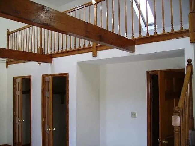 Building Photo - 3 bed 1/5 bath Townhome available 8/15/25