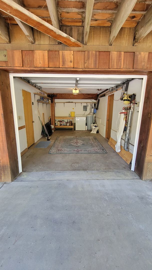 Building Photo - Spacious 6 Bedroom 5 Bathroom Within Walki...