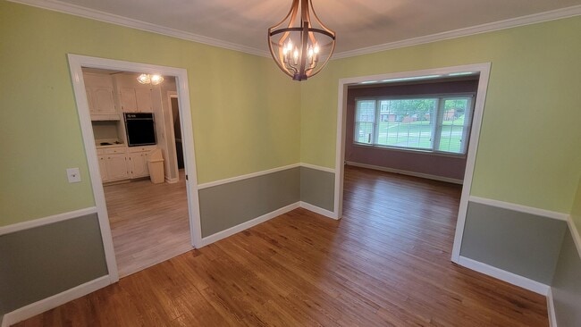 Building Photo - AVAILABLE NOW, $500 OFF FIRST FULL MONTH O...