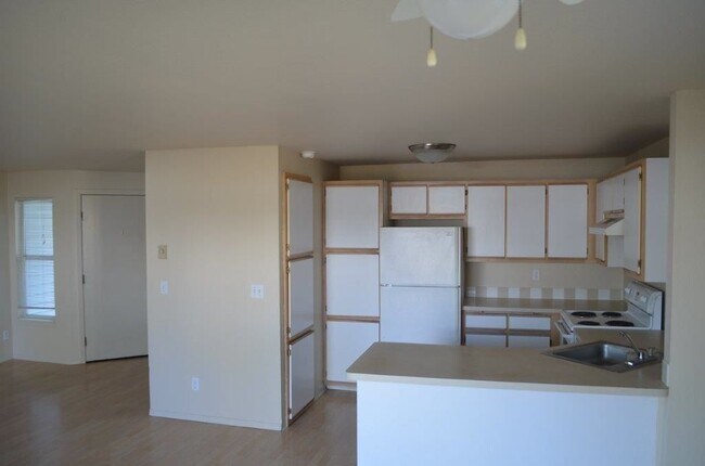 Building Photo - Stylish Modern 3 Bed, 2.5 Bath Townhouse i...