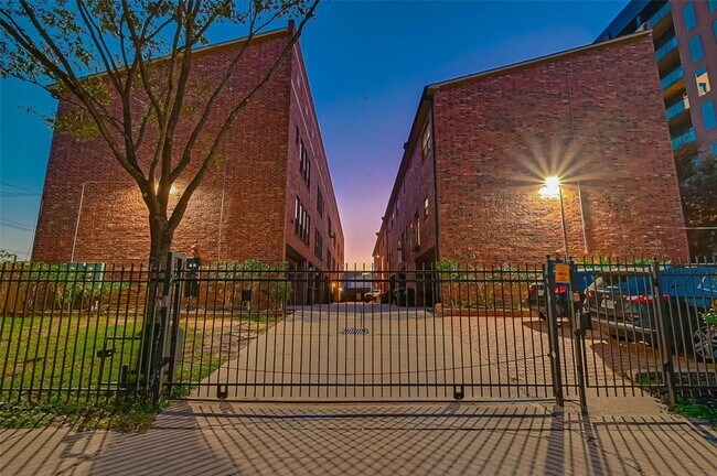 Building Photo - 2422 Navigation Blvd