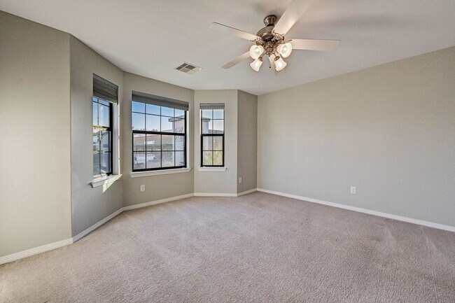 Building Photo - Charming 3-Bedroom Home with Modern Amenit...