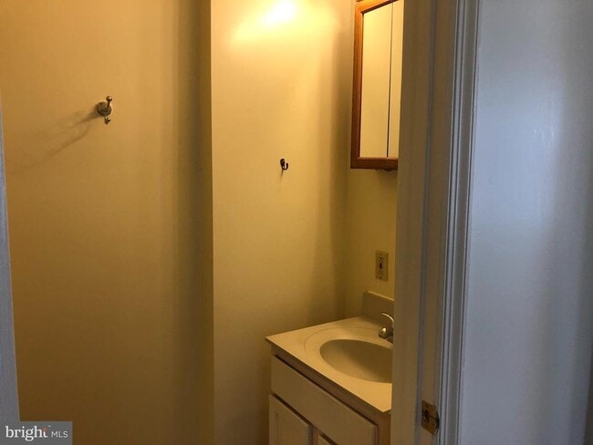 Building Photo - 531 S Ann St