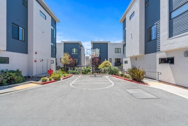 Building Photo - Built in 2017! Rarely available 3Bed/3Bath...