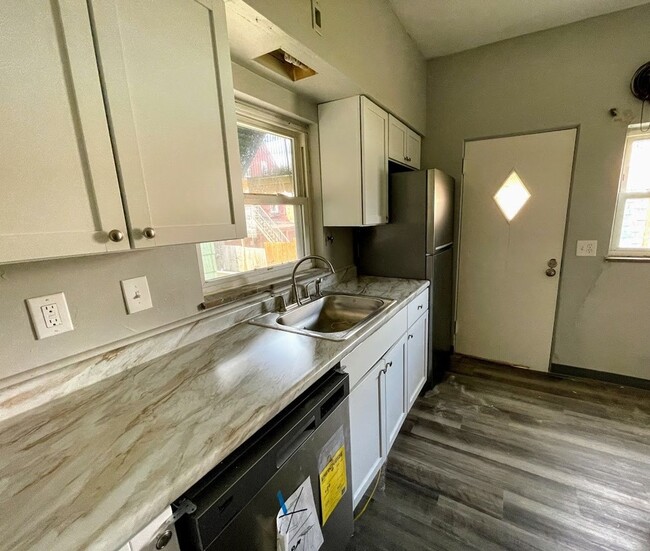 Building Photo - 2/3 bed 1 bath - South Oakland, newly updated, central air, washer/dryer