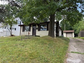Building Photo - 1818 Schiller Ave