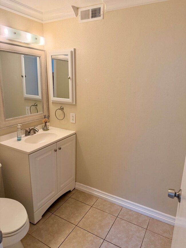 Building Photo - Updated 2 Bedroom Home with Garage & Community Amenities