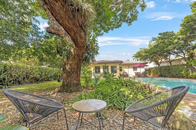 Building Photo - 426 NE 8th Ave