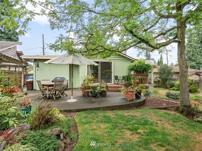 Building Photo - Charming 3-Bedroom Home with Fresh Updates