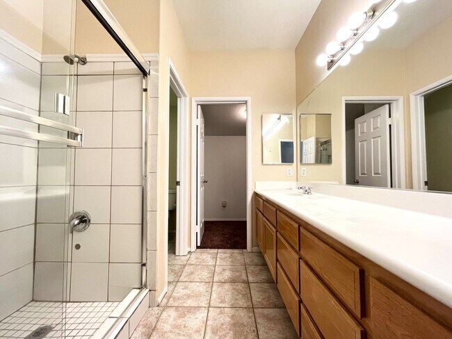 Building Photo - 4 bed, 3 bath located in Corona, CA!