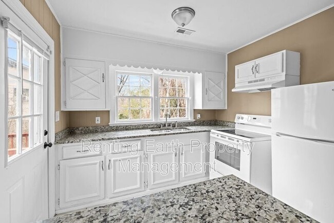 Building Photo - 942 Hillcrest Ave