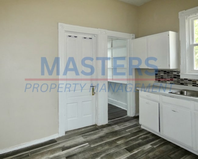 Building Photo - 834 Prouty Ave