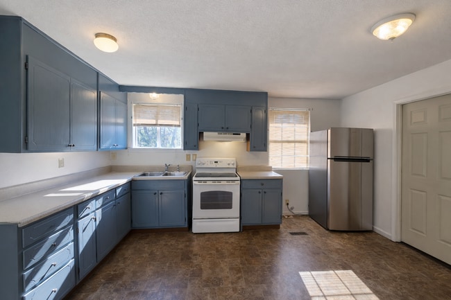 Building Photo - Charming 3 Bedroom 1 Bathroom Brick Home