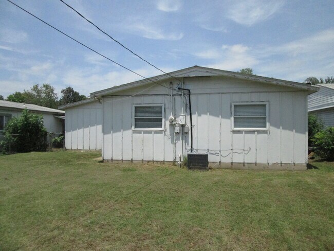 Building Photo - (3) Bed/(1) Bath w/ Carport Available NOW!