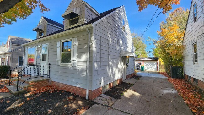 Building Photo - Single family home 3 bedroom