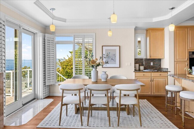 Building Photo - 5Bd/3.5Ba Shoreline House