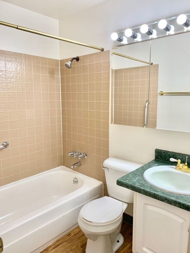 Building Photo - Spacious 3 Bedroom 2 Bath Ranch Style Home...