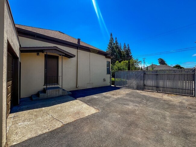 Building Photo - Charming 2 Bedroom, 1 Bathroom Home with Large Fenced Yard + Garage