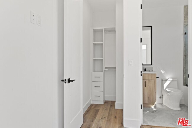 Building Photo - 10915 Hesby St