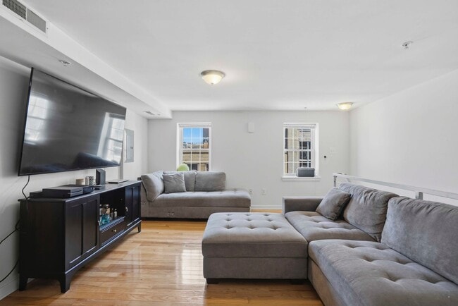 Building Photo - 520 S 4th St