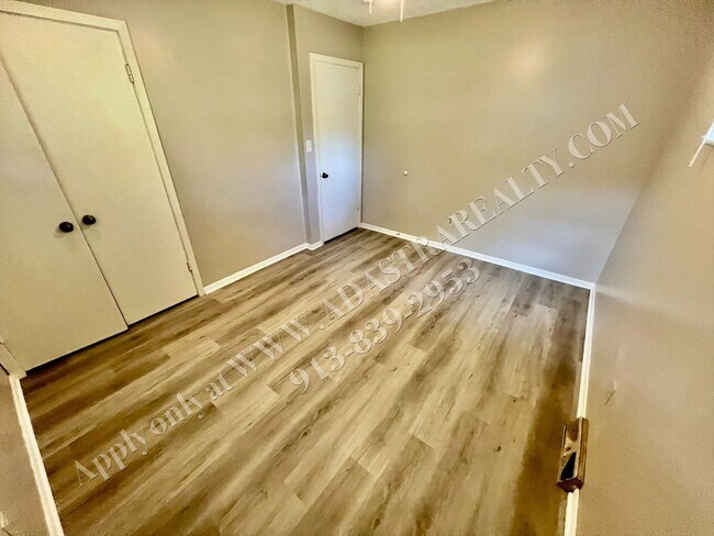 Building Photo - Spacious Shawnee Duplex-Available NOW!!