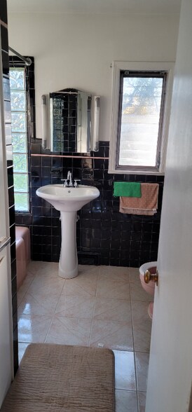 Building Photo - 1392 How Ln