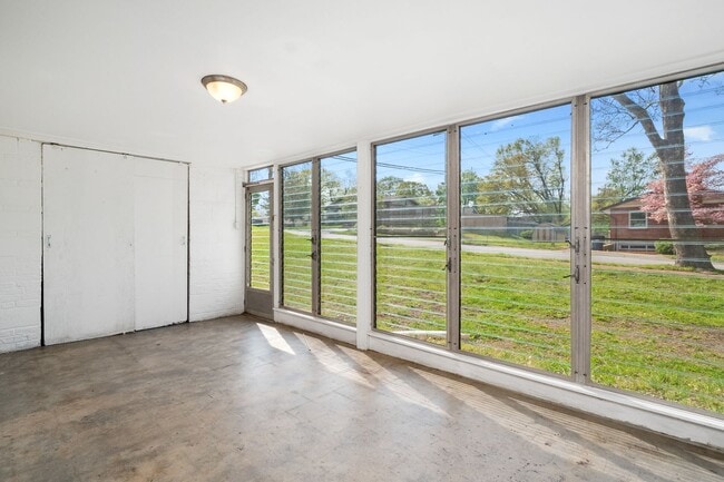 Building Photo - Great fully rehabbed Rental in University ...